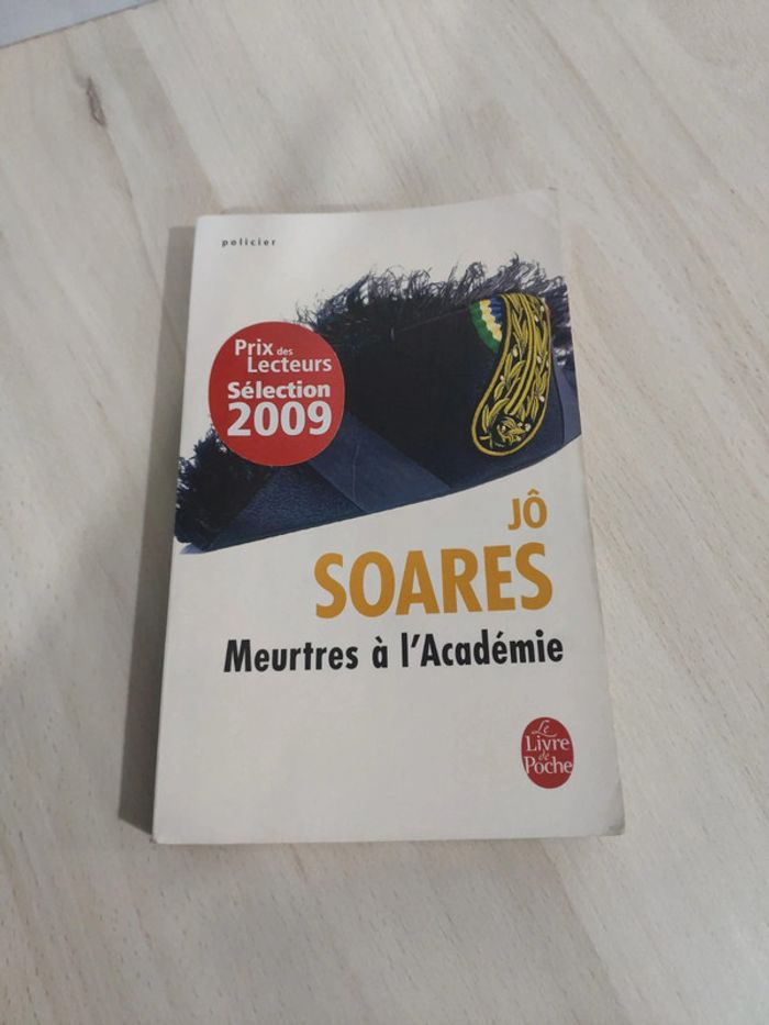 Livre poche meurtres à l'académie Jo Soares policier