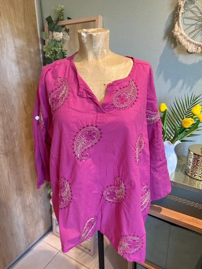 Jolie blouse manches trois quarts avec de très beaux détails dorées
