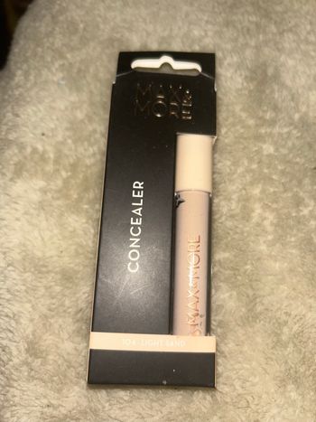 Concealer Max and more  action 