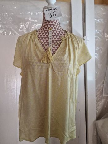 Débardeur, jaune à motif feuille blanche,en acrylique, en très très bon état, longueur 60cm,marque H