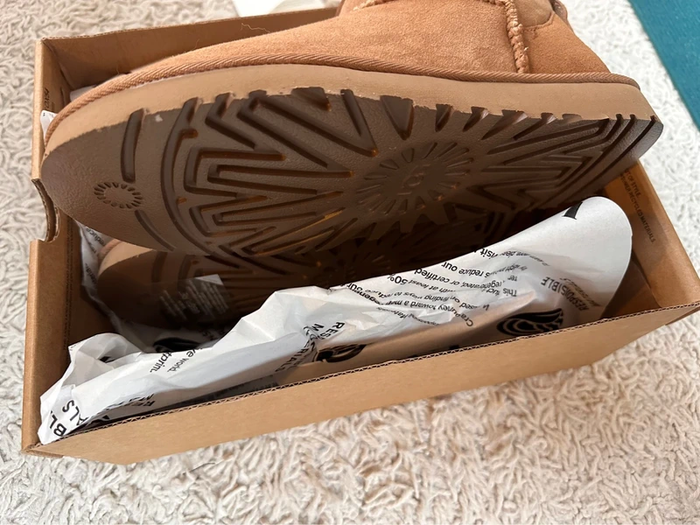 UGG  Boots Mini beige taille 40 - photo numéro 3