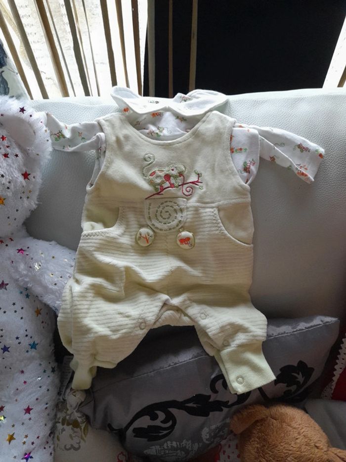 2 jolis ensemble et 1 pyjama