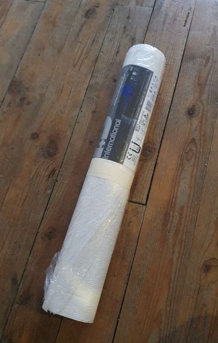 Rouleau de tapisserie à peine entamé