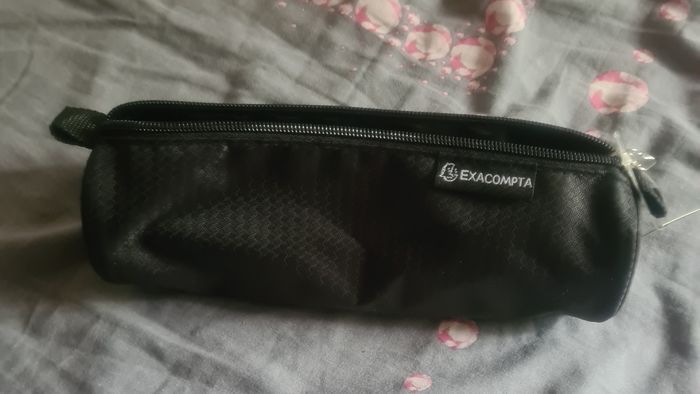 Trousse noir en tissu fin NEUVE