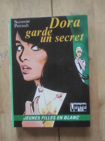 Dora garde un secret Suzanne Pairault Bibliothèque verte cartonnée 1974