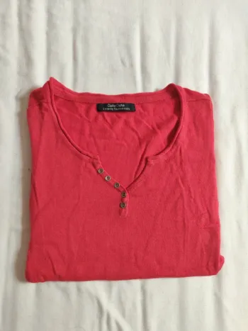 Pull léger Cache Cache rouge col V a boutons, détails paillettes, taille 1.