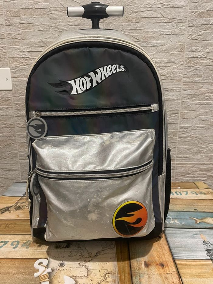 Sac à dos Hot Wheels blanc, roues et bretelles comme neuves. Dépêchez-vous !