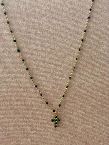 Collier chaine réglable acier inoxydable or perles résine noires croix cristaux noirs