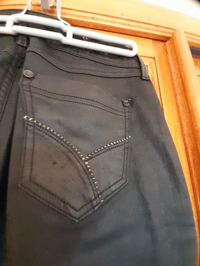 Pantalon noir et brillant - photo numéro 3