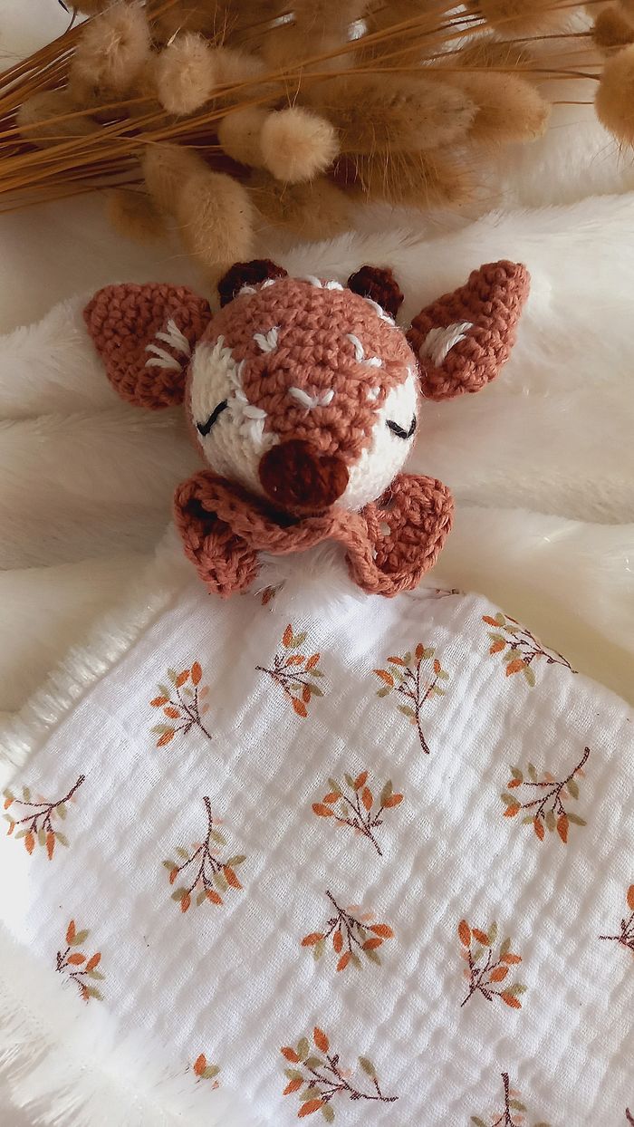 Doudou lange petite biche 🦌 tissu petites feuilles beige