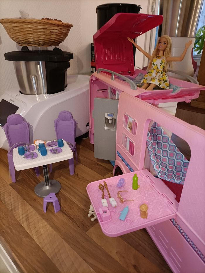 Camping car XXL rose et saumon  + 1 barbie + 1 dauphin+ 1 chien + accessoires - photo numéro 2
