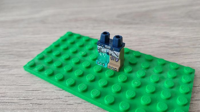 Hanches 1 jambe beige foncé 1 jambe droite trans-clair 6074050 pièce détachée Lego #C06