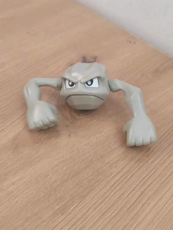 Figurine pokémon racaillou