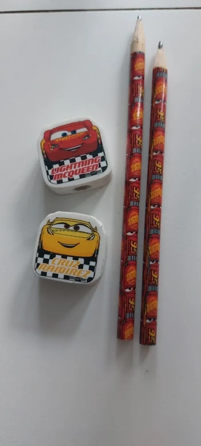 Crayon de bois et gommes cars