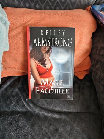 Livre broché kelley Armstrong magie de pacotille