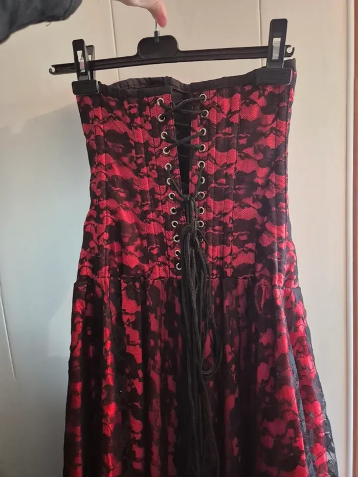 Robe gothique rouge avec dentelle - photo numéro 5