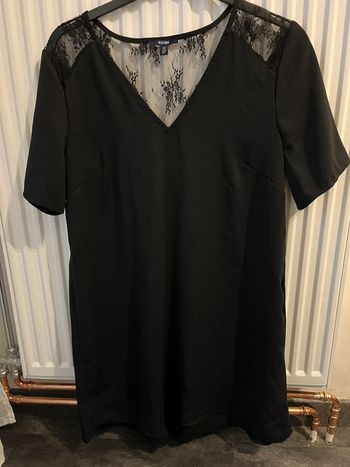 Robe noire à dentelle