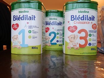 Lots de lait infantile différents âge