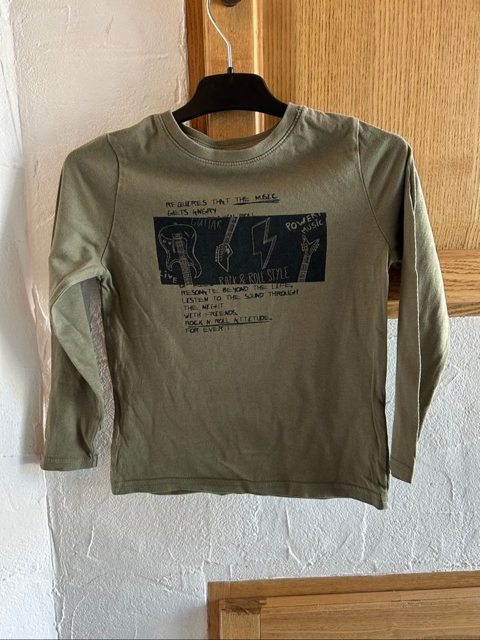 T-shirt manches longues garçon Kiabi kaki - 5 ans