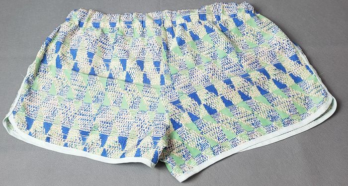 short femme coloré