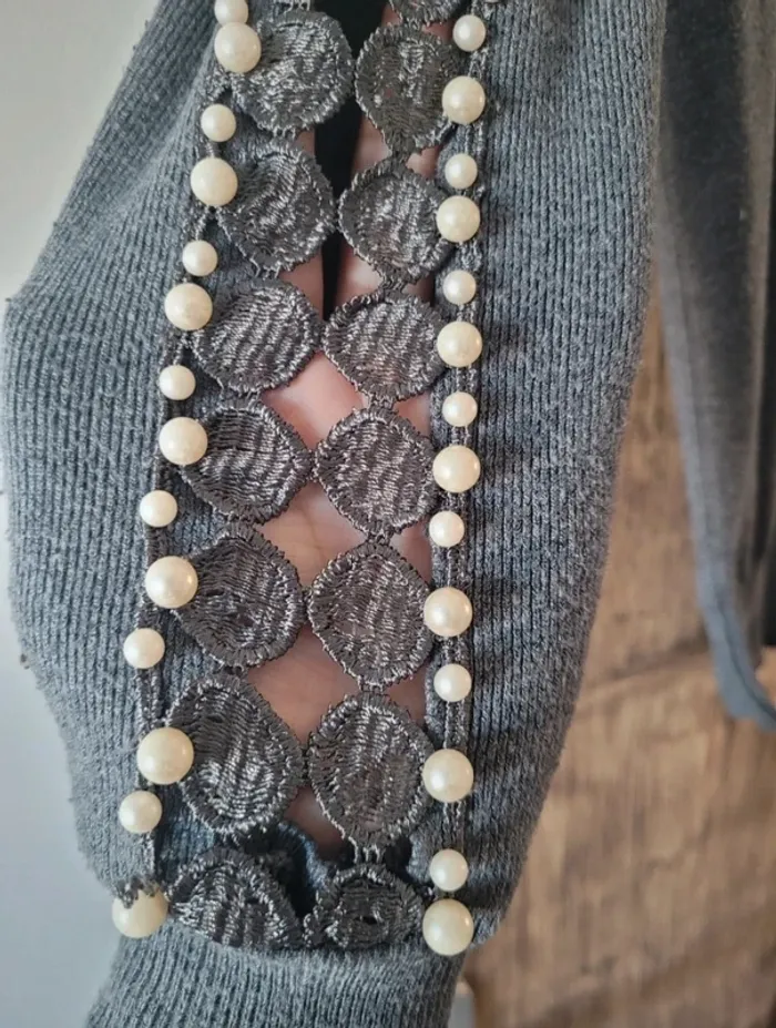 Joli pull avec perles - photo numéro 2