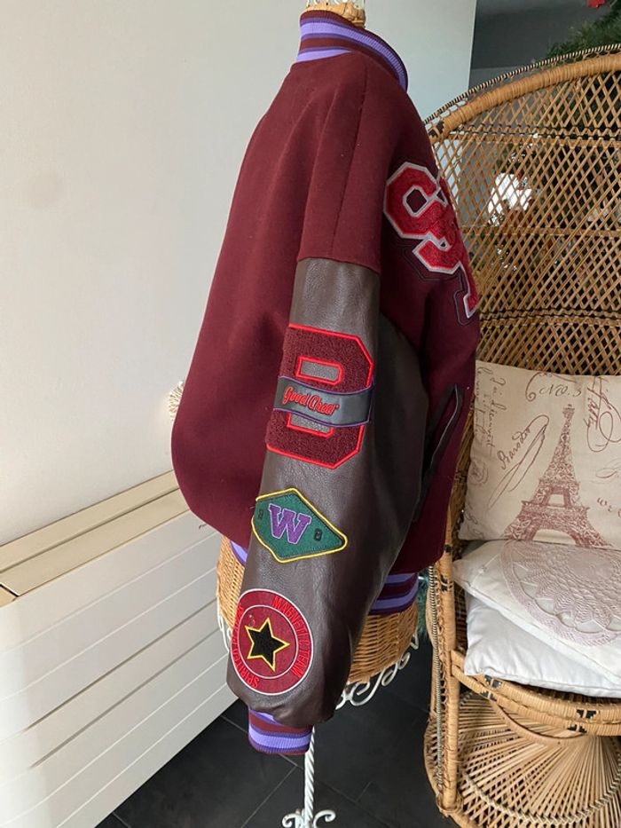 Blouson Teddy Bershka neuf avec étiquette taille XS bordeaux avec motifs - photo numéro 5