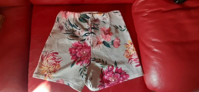 Short à fleurs taille 36 - photo numéro 2