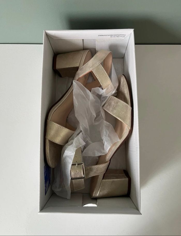 Chaussures talons dorés - photo numéro 6