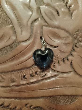 pendentif coeur en verre bleu et métal argenté vintage années 90.