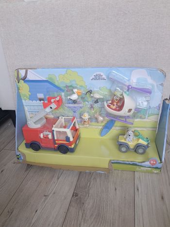 Coffret bluey neuf : camion pompier, quad, hélicoptère et figurines