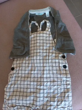 Salopette a carreaux fonf blanc et gilet gris