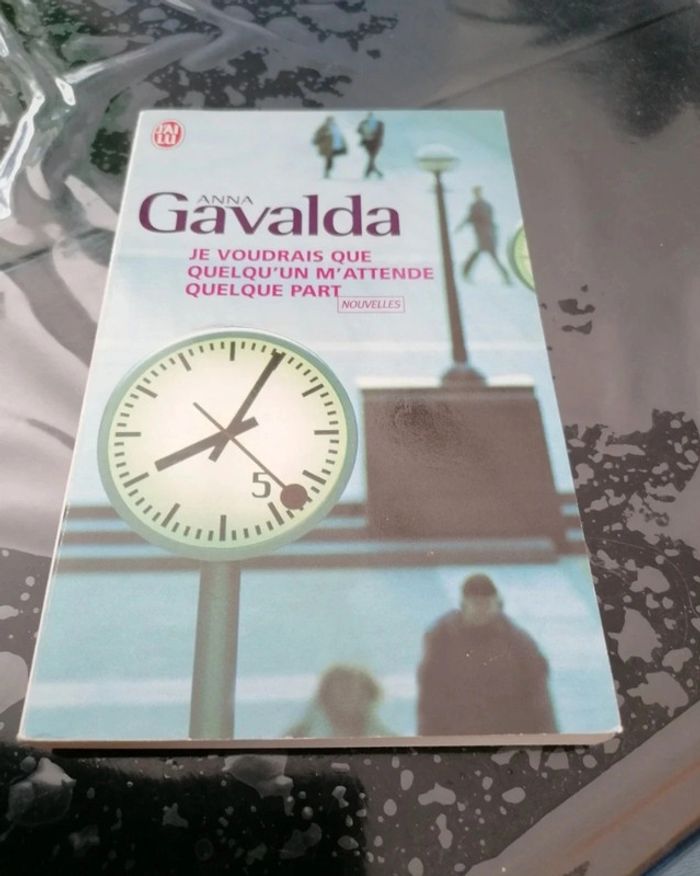 Je voudrais que quelqu'un m'attende quelque part