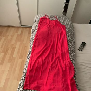 Longue robe à bretelle échancré sur un côté