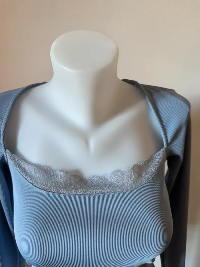 T- shirt manche longue bleu / gris en très bon état taille M stradivarius - photo numéro 3