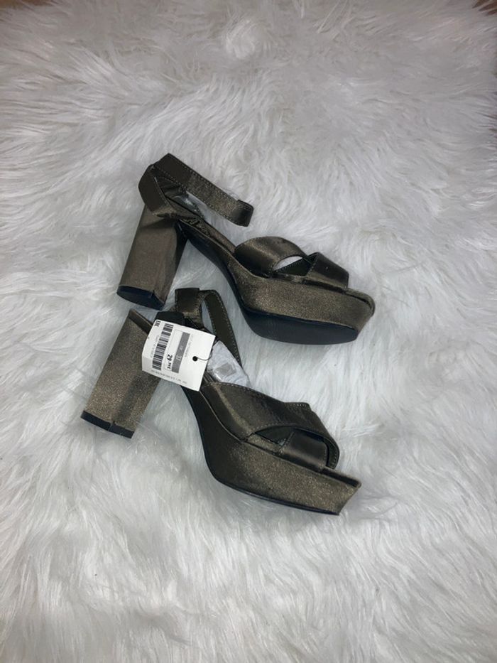jolie paire Sandale compensées kaki pimkie City chic – Taille 37 - photo numéro 3