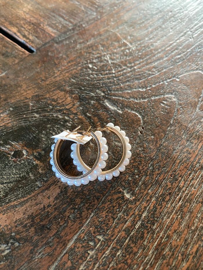 Magnifique paire de boucles d’oreilles petits anneaux avec perles - photo numéro 10