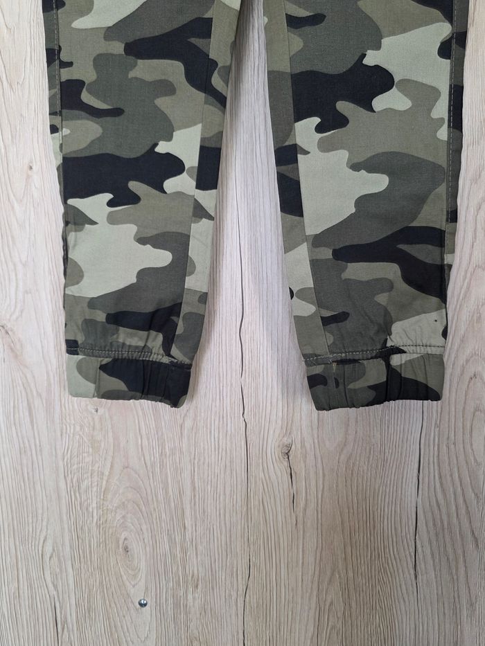 PANTALON GARÇON KAKI MILITAIRE MOTIFS DESSUS TAILLE 6ANS NEUF MARQUE KIABI - photo numéro 2
