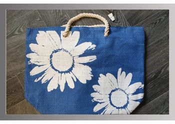 Sac à main/sac plage paper straw bleu à fleurs banches 35x47 cm