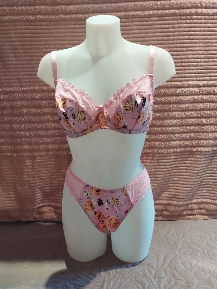 Ensemble sous vêtements rose fleurie