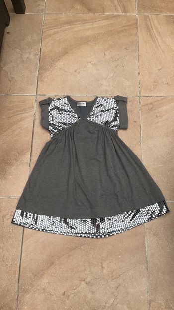 Robe tunique grise, paillettes carrées argentées 8 ans (n°31)