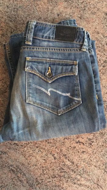 Jean taille 27= 36/38