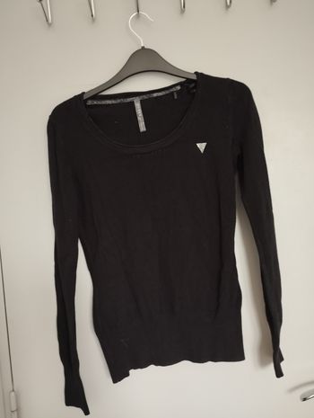 Pull classique noir marque Guess en très bon état taille S 