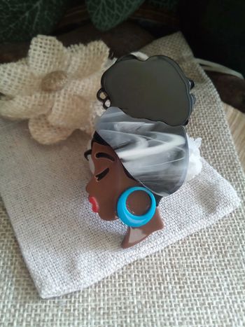 Broche tête de profil