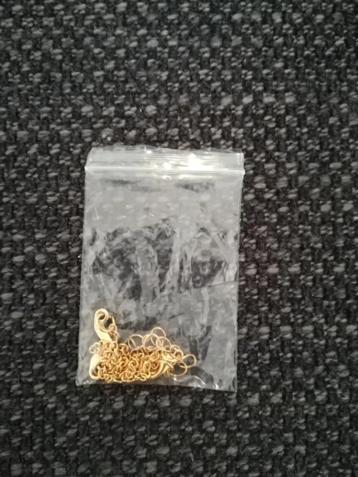 Joli bracelet doré, chaîne fine, lettre V, neuf - photo numéro 4