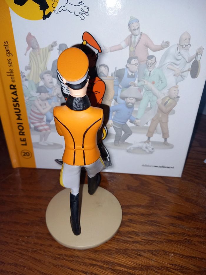 Figurine le roi muksar enfile ses gants - photo numéro 4