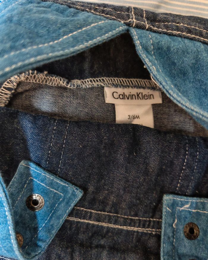 Ensemble salopette short et t-shirt assortis Calvin Klein 6 mois - photo numéro 5
