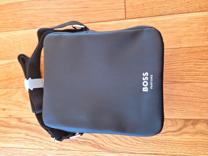 Grande Sacoche "Hugo Boss" noir neuve sous blister. - photo numéro 3