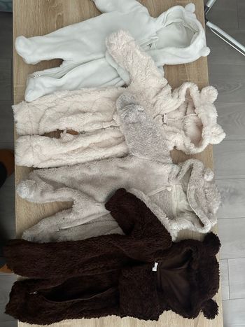 Lot vêtements naissance et un mois 109 pièces 