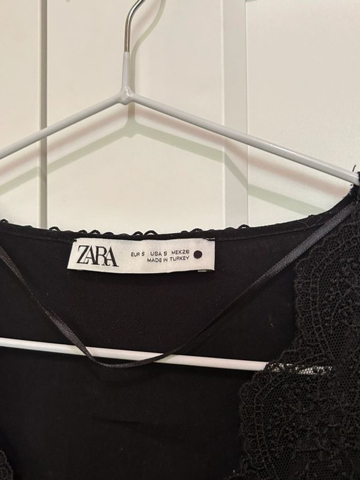 669 – robe Zara noire à manches longues et col v avec détails dentelles et boutons - photo numéro 2