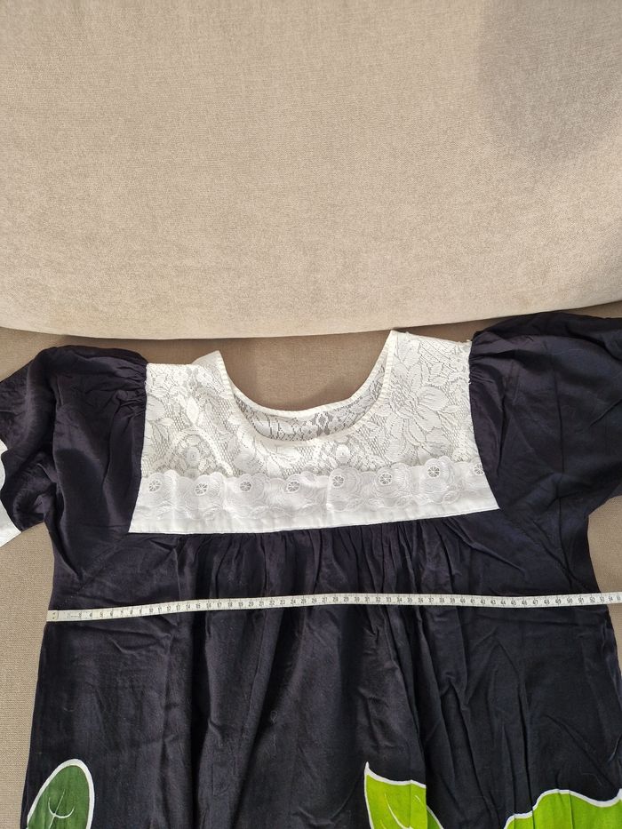 Robe polynésienne noire fleurie avec détail dentelle - photo numéro 8